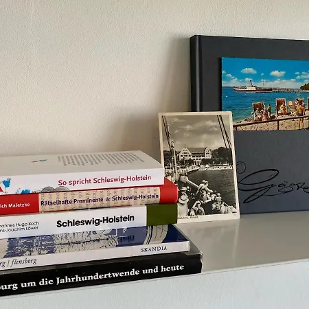 Strandblick Mit Strandkorb & Fahrraedern